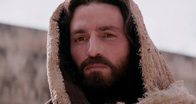 현재 촬영 중인 영화 ‘다크호스’에서 주인공인 자이르 보우소나루 전 브라질 대통령 역을 맡은 미국 배우 제임스 카비젤. 사진은 멜 깁슨 감독의 2004년작&nbsp;‘패션 오브 크라이스트’에서 예수로 분장한 모습. SNS 캡처