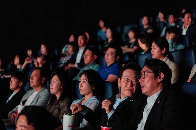 영화 관람하는 이재명 대통령 부부 - 대통령실은 이재명 대통령과 김혜경 여사가 17일 서울 용산CGV에서 배우 조진웅 씨와 함께 ‘독립군:끝나지 않은 전쟁’ 영화를 관람하는 모습을 18일 SNS에 공개했다. 2025.8.18 이재명 대통령 SNS