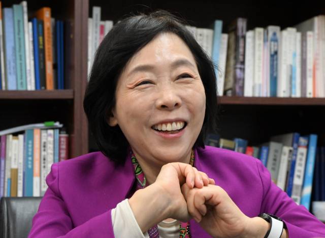 김경선 한국퇴직연금개발원 회장이 8일 서울경제신문과의 인터뷰에서 “퇴직연금이 본격적인 성장 단계로 접어들었다”며 “중소기업은 중퇴기금을 활성화하고 대기업은 금융기관 중심의 일임형으로 운용하는 한국형 혼합 모델로 의무화·기금화를 동시에 진행해야 한다”고 말했다. 성형주 기자