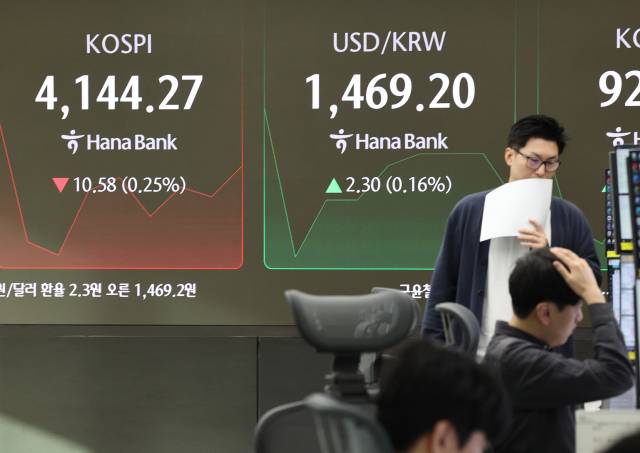 코스피가 하락 출발한 9일 서울 중구 하나은행 딜링룸에서 한 딜러가 자리로 향하고 있다. 원·달러 환율은 2.3원 오른 1,469.2원에 개장했다. 연합뉴스