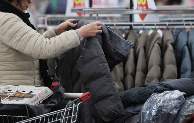 서울 시내의 한 대형마트에서 시민들이 패딩 등 겨울 상품을 고르고 있다. 뉴스1