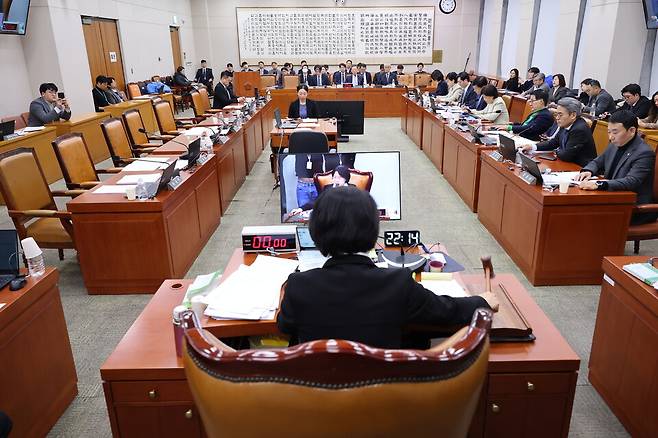 지난 12월3일 국회에서 국민의힘 의원들이 퇴장한 가운데 열린 국회 법제사법위원회 전체회의에서 더불어민주당 소속 추미애 법사위원장이 의사봉을 두드리고 있다. 이날 법사위에서 내란전담재판부 및 법왜곡죄 도입 관련 입법안이 통과됐다. ⓒ연합뉴스