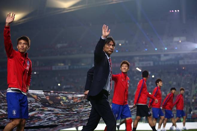 축구대표팀이 월드컵을 앞두고 최종 스파링을 겸해 통상 진행해온 출정식이 2026북중미월드컵에선 진행되지 않을 것으로 보인다. 촉박한 시기 때문이다. 2014년 브라질 대회를 앞두고 그해 5월 28일 서울월드컵경기장에서 출정식을 가진 홍명보 대표팀 감독이 팬들에게 인사하고 있다. 사진제공｜대한축구협회