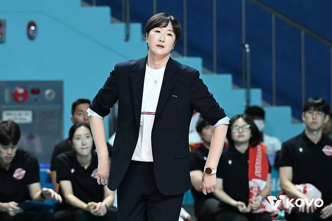 페퍼저축은행 장소연 감독은 9일 현대건설과 원정경기에 앞서 “결국 승리가 필요하다. 모든 팀들이 사이클이 있다. 주춤하는 시기가 분명 있다.&nbsp;3라운드부터 앞으로 충분히 경기가 남아있으니 반등의 기회를 잡으면 된다”고 말했다. 사진제공｜KOVO