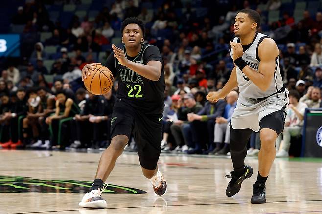 데릭 퀸(왼쪽)이 9일 미국 루이지애나주 뉴올리언스의 스무디 킹 센터에서 열린 샌안토니오 스퍼스와 2025~2026 미국프로농구 홈경기에서 돌파를 시도하고 있다. 뉴올리언스 | AFP연합뉴스