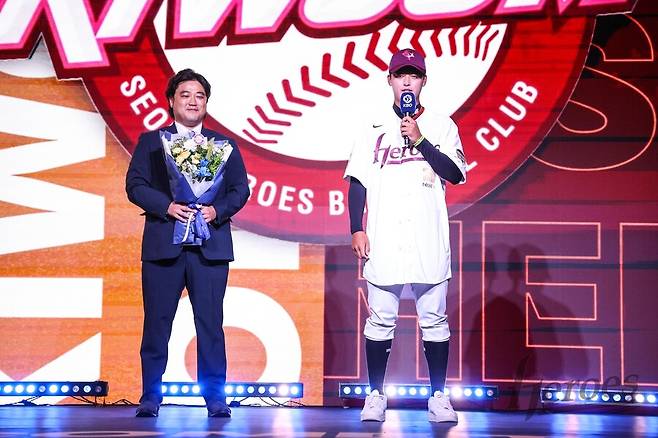 ▲ 박석민, 박준현. 키움 히어로즈가 전체 1순위로 지명한 신인 투수 박준현이 학교폭력 의혹과 관련해 당초 학폭 아님 처분을 받았으나 다시 학폭이 인정돼 서면 사과 명령을 받았다.&nbsp;ⓒ키움 히어로즈