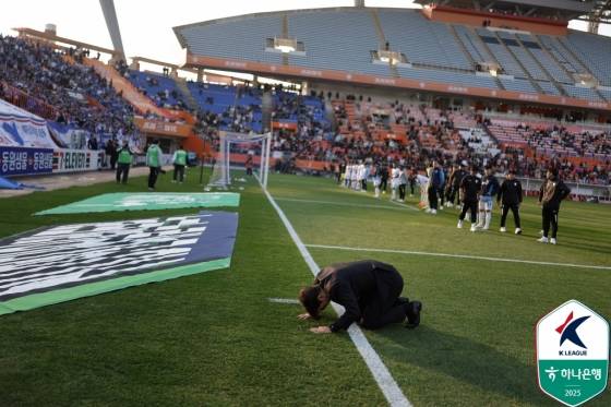 변성환 수원 삼성 감독이 7일 제주월드컵경기장에서 열린 제주 SK와의 승강 플레이오프 2차전 0-2 완패로 승격에 실패한 뒤 팬들에게 절을 하고 있다. /사진=한국프로축구연맹 제공