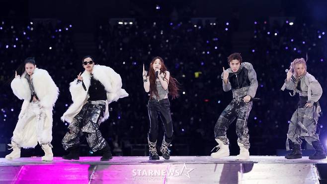 그룹 올데이프로젝트가 6일 대만 가오슝 내셔널 스타디움에서 진행된 스타뉴스 주최 '10주년 아시아 아티스트 어워즈 2025(10th Anniversary Asia Artist Awards 2025, '10주년 AAA 2025')에서 멋진 무대를 선보이고 있다. 12월 6일~7일 양일에 걸쳐 가오슝 내셔널 스타디움에서 펼쳐지는 '10주년 아시아 아티스트 어워즈 2025(10th Anniversary Asia Artist Awards 2025, '10주년 AAA 2025')'와 페스타 'ACON 2025'는 MTN(머니투데이방송)과 위버스(Weverse)를 통해 각각 TV와 온라인 스트리밍으로 생중계 된다. /2025.12.06 /사진=김휘선 hwijpg@
