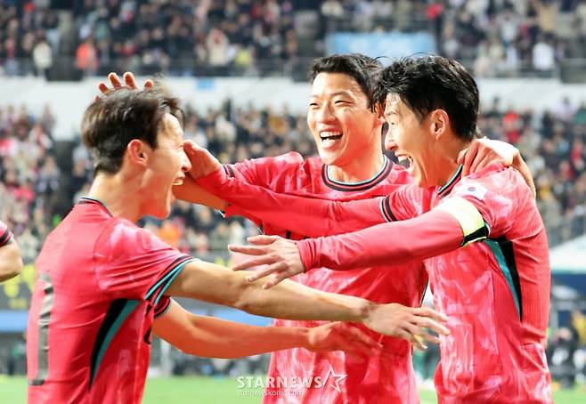 대표팀 주장 손흥민이 4일 대전월드컵경기장에서 열린  대한민국축구대표팀과 볼리비아(FIFA 랭킹 76위)와의 친선경기에서 후반전 초반 프리킥을 성공시킨 후 센추리클럽에 가입한 이재성에 공을 돌리고 있다. /사진=강영조 선임기자