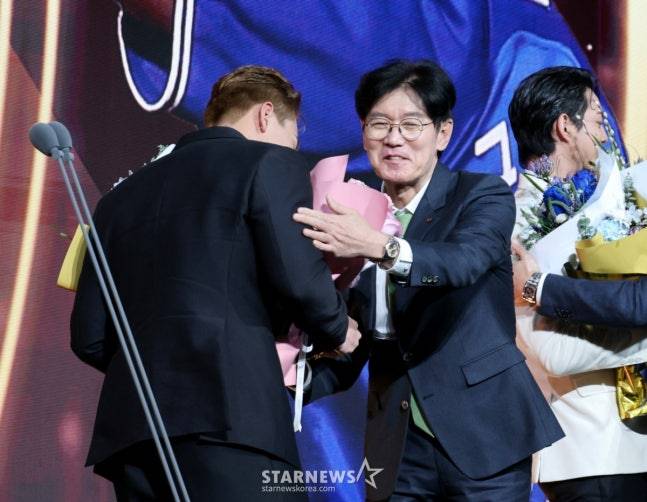 KT 안현민(오른쪽)이 9일 서울 잠실 롯데호텔 월드에서 열린 2025 신한 SOL뱅크 KBO 골든글러브 시상식에서 이강철 감독의 축하를 받고 있다. /사진=강영조 선임기자