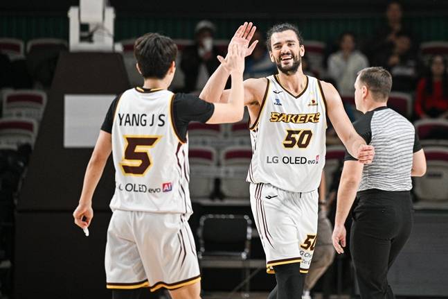 양준석(왼쪽)과 하이파이브를 하는 마레이(오른쪽). /사진=EASL