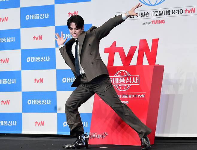배우 이준호가 드라마 ‘태풍상사’ 제작발표회에서 갑작스런 댄스 퍼포먼스를 선보이고 있다. <강영국 기자>