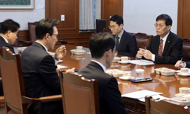 김민석 국무총리가 12월 9일 오전 서울 종로구 정부서울청사 집무실에서 이창용 한국은행 총재와 간담회를 하고 있다. [사진 | 뉴시스]