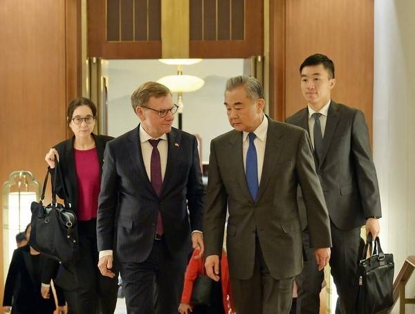 요한 바데풀 독일 외무장관과 왕이 중국 외교부장 [중국 외교부 캡처. 재판매 및 DB금지]
