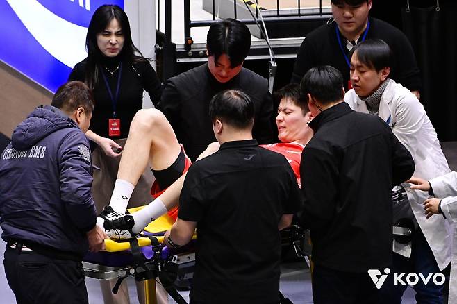 발목 부상으로 들것에 실려 나가는 한국전력의 에디(중앙) [한국배구연맹 제공. 재판매 및 DB 금지]