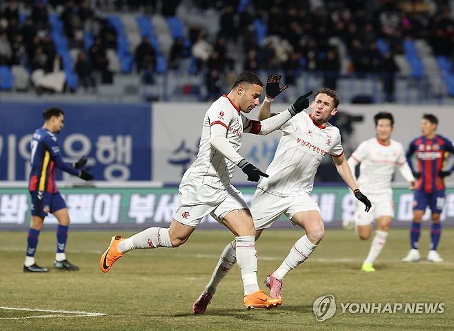 부천FC 바사니, 선제골 (수원=연합뉴스) 이지은 기자 = 8일 수원종합운동장에서 열린 프로축구 승강 플레이오프 2차전 수원FC와 부천FC의 경기. 전반 부천FC 바사니가 선제골을 넣은 뒤 기뻐하고 있다. 2025.12.8 jieunlee@yna.co.kr