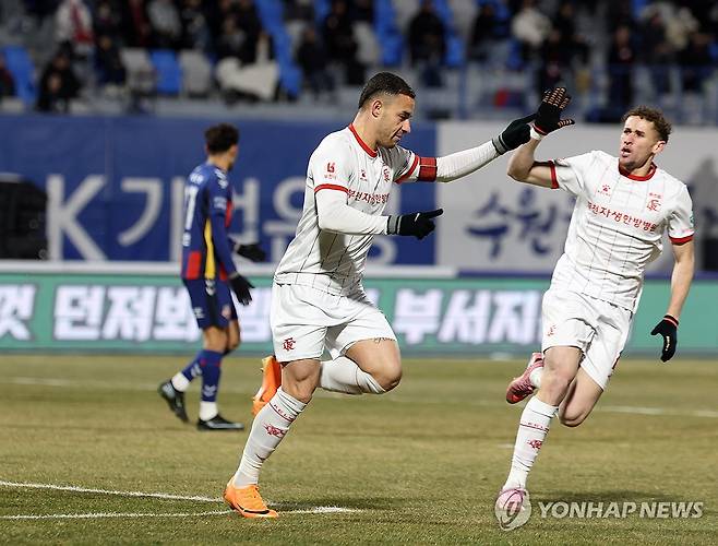 부천FC 바사니, 선제골 (수원=연합뉴스) 이지은 기자 = 8일 수원종합운동장에서 열린 프로축구 승강 플레이오프 2차전 수원FC와 부천FC의 경기. 전반 부천FC 바사니가 선제골을 넣은 뒤 기뻐하고 있다. 2025.12.8 jieunlee@yna.co.kr