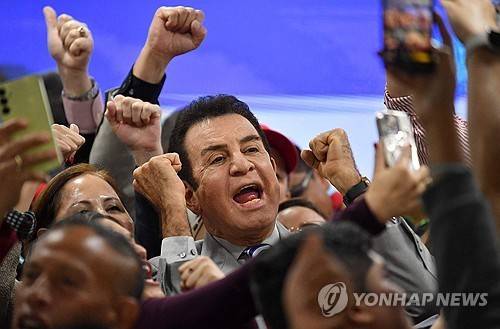 살바도르 나스라야 온두라스 대통령후보 (테구시갈파 AFP=연합뉴스 자료사진) 2025년 12월 5일 온두라스 수도 테구시갈파에서 지지자들 집회에 참석한 자유당 소속 살바도르 나스라야 온두라스 대통령후보가 지지자들과 사진을 찍고 있다. (Photo by Orlando SIERRA / AFP) 2025.12.9.