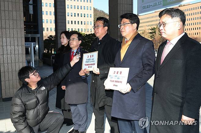 국민의힘, 이재명 대통령ㆍ정성호 법무장관 등 고발 (과천=연합뉴스) 이지은 기자 = 국민의힘 곽규택 법률자문위원장(가운데)이 지난 8일 과천 공수처 민원실 앞에서 사법정의수호 및 독재저지 특별위원회 위원들과 함께 이재명 대통령과 정성호 법무부 장관을 직권남용권리행사방해죄 혐의로 고발하기 전 발언하고 있다. 이들은 이 대통령과 정 장관을 이화영 전 경기도 평화부지사 재판에 집단 퇴청한 검사들에 대한 감찰과 관련해 직권남용권리행사방해죄 혐의로 고발했다. 2025.12.8 [연합뉴스 사진. 재판매 및 DB 금지]