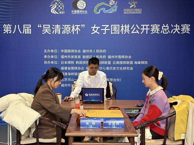 김은지(오른쪽)가 최정을 꺾고 오청원배 세계여자바둑대회에서 우승했다. [한국기원 제공.