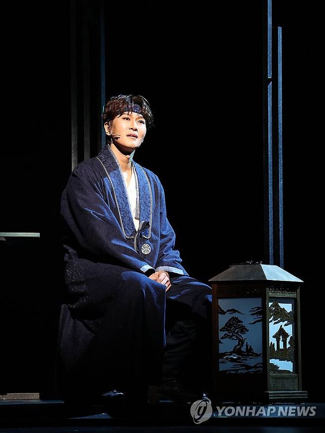 장영실 연기하는 박은태 (서울=연합뉴스) 강민지 기자 = 9일 서울 중구 충무아트센터에서 열린 뮤지컬 '한복 입은 남자' 프레스콜에서 배우 박은태가 하이라이트 장면을 시연하고 있다. 2025.12.9 mjkang@yna.co.kr