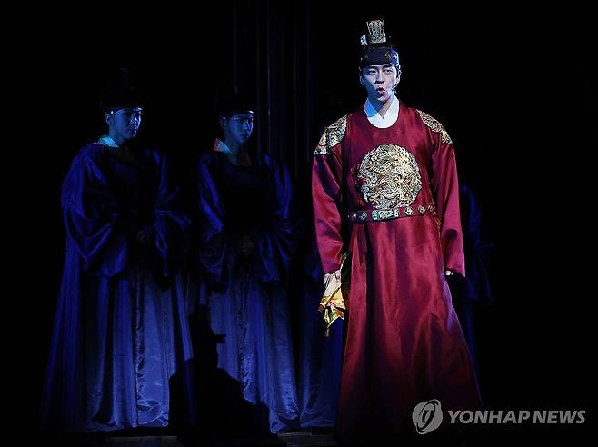 열연하는 신성록 (서울=연합뉴스) 강민지 기자 = 9일 서울 중구 충무아트센터에서 열린 뮤지컬 '한복 입은 남자' 프레스콜에서 배우 신성록이 하이라이트 장면을 시연하고 있다. 2025.12.9 mjkang@yna.co.kr