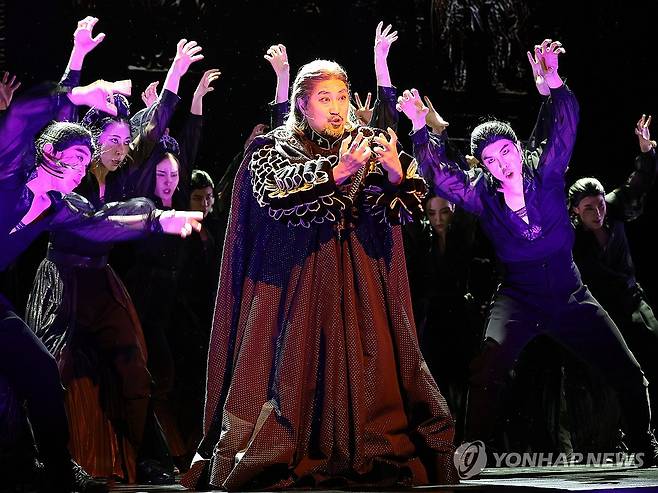 뮤지컬 '한복 입은 남자' 프레스콜 (서울=연합뉴스) 강민지 기자 = 9일 서울 중구 충무아트센터에서 열린 뮤지컬 '한복 입은 남자' 프레스콜에서 배우들이 하이라이트 장면을 시연하고 있다. 2025.12.9 mjkang@yna.co.kr