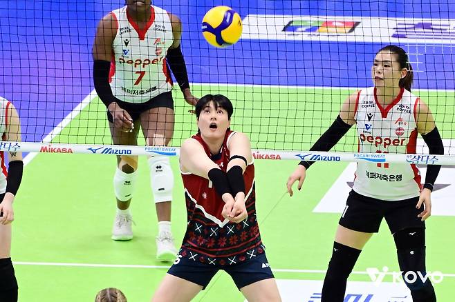 공 올리는 김희진 (서울=연합뉴스) 현대건설 김희진이 9일 수원체육관에서 열린 프로배구 여자부 페퍼저축은행과의 홈 경기에서 공을 올리고 있다. [한국배구연맹 제공. 재판매 및 DB금지]