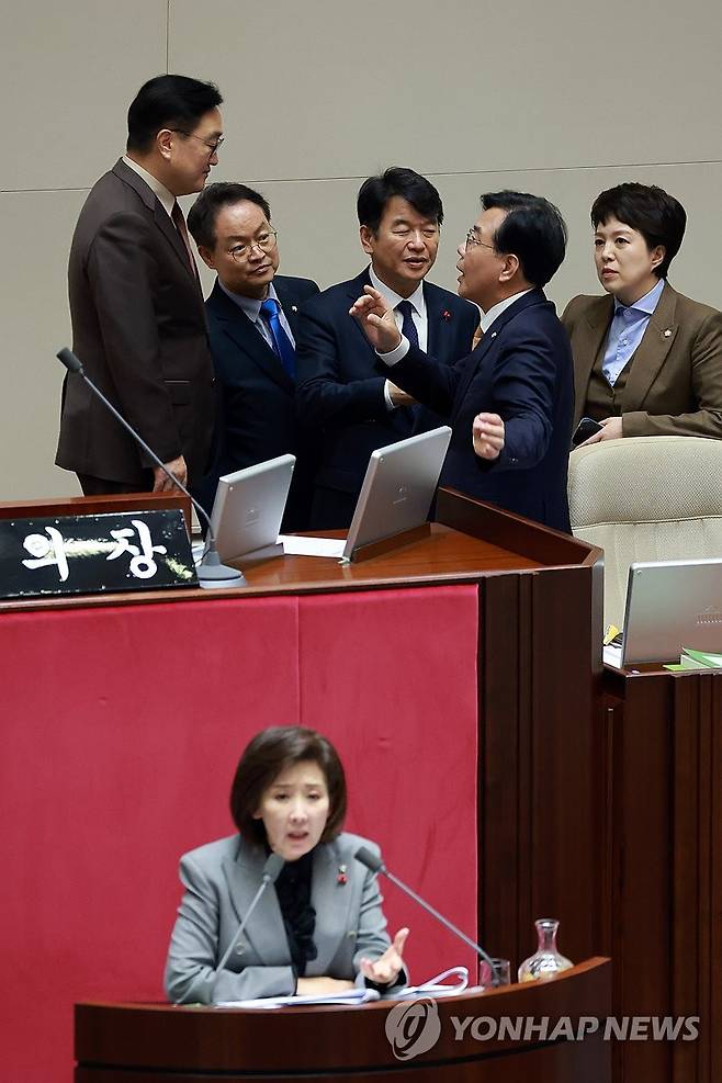 국회의장에게 항의하는 국민의힘 송언석 원내대표 (서울=연합뉴스) 신현우 기자 = 9일 국회 본회의에서 국민의힘 나경원 의원이 가맹사업거래의 공정화에 관한 법률 일부개정법률안에 대해 무제한 토론을 하는 가운데 나 의원의 토론 범위, 무선 마이크 사용 등으로 우원식 국회의장이 마이크를 끄도록 조치하자 국민의힘 송언석 원내대표가 이에 대해 항의하고 있다. 2025.12.9 nowwego@yna.co.kr