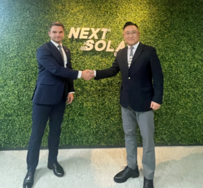 지난 11월18일  러시아 연해주의 스테츠코 니콜라이 부지사(좌측)가 화성 소재 넥스트솔라에너지를 방문해 강제원 대표이사와 러시아투자 기업인 간담회를 개최하고 있다. /넥스트솔라에너지 제공
