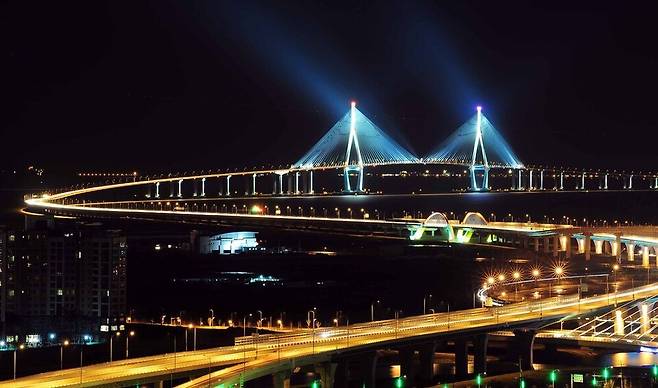 ▲ 인천대교의 야경 모습. 밤하늘을 아름답게 수놓는 사장교가 눈에 띈다. /인천일보DB