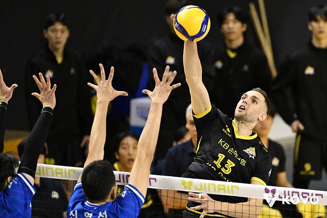 프로배구 남자부 의정부KB손해보험의 외국인 공격수 비예나가 지난 2일 의정부 경민대 체육관에서 열린 수원 한국전력과의 경기에서 스파이크를 시도하고 있다. KOVO 제공