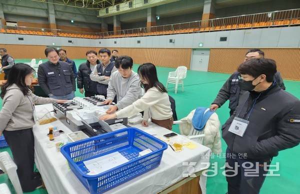 울산 북구선거관리위원회가 10일 금속노조 현대자동차지부 제11대 임원선거에 투표지분류기를 이용한 개표 사무를 지원하고 있다. 울산 북구선관위 제공