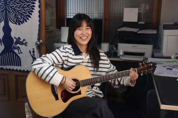 안지원이 자신의 작업실에서 기타를 잡고 있다. /주성희 기자