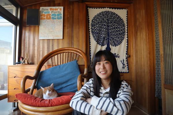 안지원이 자신의 집에 사는 집고양이와 함께 사진을 찍고 있다. /주성희 기자