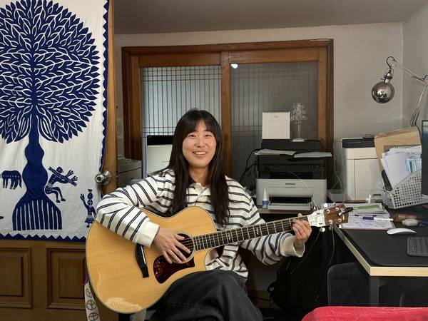 안지원이 자신의 작업실에서 기타를 잡고 있다. /주성희 기자