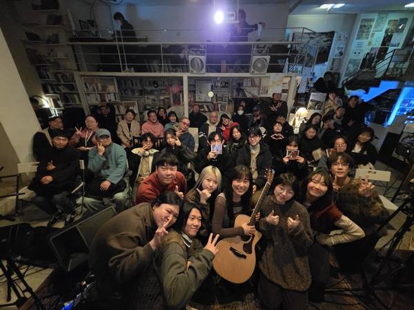 6일 서울 복합문화공간 공상온도에서 열린 앨범 발매 공연에서 안지원이 관객들과 기념 촬영을 하고 있다. /안지원