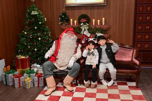 12월이 되면 봉화군 소천면 분천은 또 한 번 변신한다. 크리스마스와 겨울을 테마로 한 동화 같은 풍경 속에서 놀이와 체험, 공연이 어우러지는