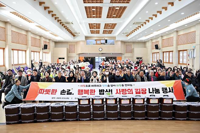 지난 9일 열린 ‘따뜻한 손길 행복한 밥상 사랑의 김장 나눔 행사' 전경. /대구 군위군 제공