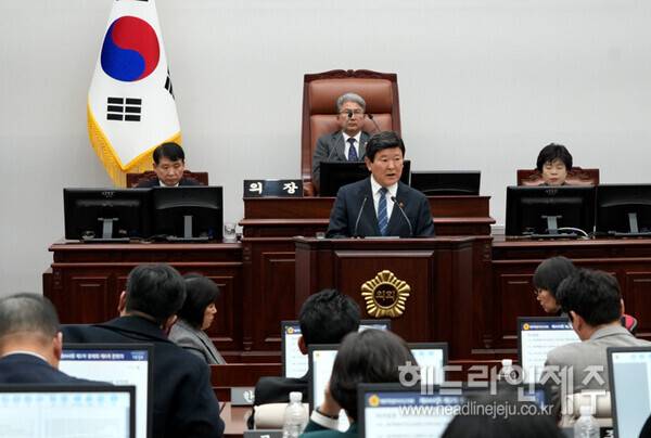 제주도교육청의 새해 예산안 통과에 따른 인사말을 하고 있는 김광수 교육감.