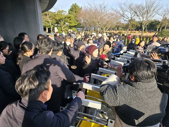 제주평화인권헌장 선포식이 열린 10일 제주4·3평화공원 4·3평화교육센터에서 반대 측 관계자들이 항의하고 있다.&nbsp;