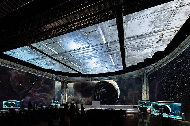 LG전자의 버추얼 프로덕션 전용 고화질 LED 솔루션으로 만든 국내 최대 규모 가상 스튜디오에서 영화 촬영을 위한 가상 배경을 구현하고 있다.(사진=LG전자)