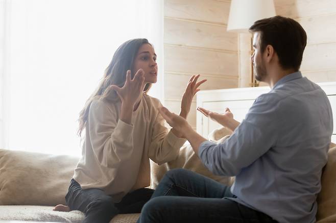 상대를 비난하거나 흠을 잡지 않는 의사소통 방법을 찾아야 한다. 사진= 게티이미지뱅크