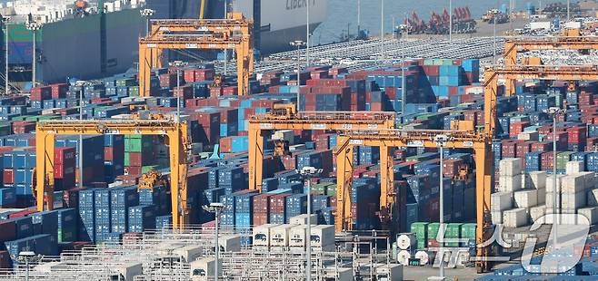 경기 평택시 포승읍 평택항에 수출용 컨테이너들이 쌓여있는 모습. 2025.11.14/뉴스1 ⓒ News1 김영운 기자