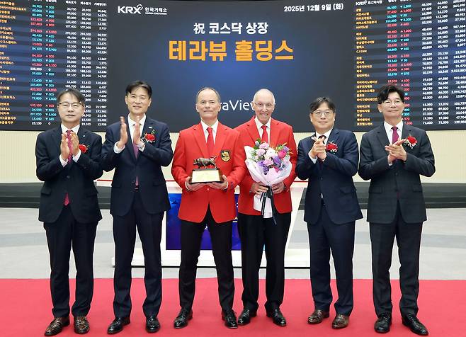 한국거래소 코스닥시장본부는 9일 오전9시 서울사옥 홍보관에서 테라뷰홀딩스의 코스닥시장 상장기념식을 개최했다. (왼쪽부터) 김대영 한국IR협의회 부회장, 민경욱 한국거래소 코스닥시장본부장, 돈 아논(Don Arnone) 테라뷰홀딩스 대표이사, 마이클 페퍼(Michael Pepper) 테라뷰홀딩스 CSO, 이충훈 삼성증권 부사장, 김준만 코스닥협회 전무 (한국거래소 제공)
