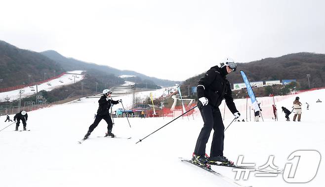 곤지암리조트 스키장이 개장한 10일 경기 광주시 곤지암리조트 스키장을 찾은 시민들이 시민들이 스키와 보드를 타며 겨울을 만끽하고 있다. 2025.12.10/뉴스1 ⓒ News1 김영운 기자