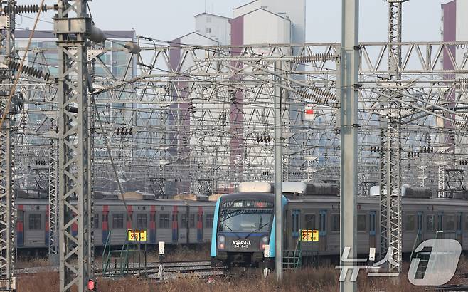 전국철도노동조합이 예고한 무기한 총파업이 하루 앞으로 다가온 10일 경기 오산시 수도권 전철 1호선 서동탄역에 전동차가 세워져 있다. 철도노조가 이날까지 2025년 임금 교섭의 핵심 요구 3가지가 해결되지 않을 경우 오는 11일 오전 9시부터 무기한 총파업에 돌입한다고 예고했다. 2025.12.10/뉴스1 ⓒ News1 김영운 기자