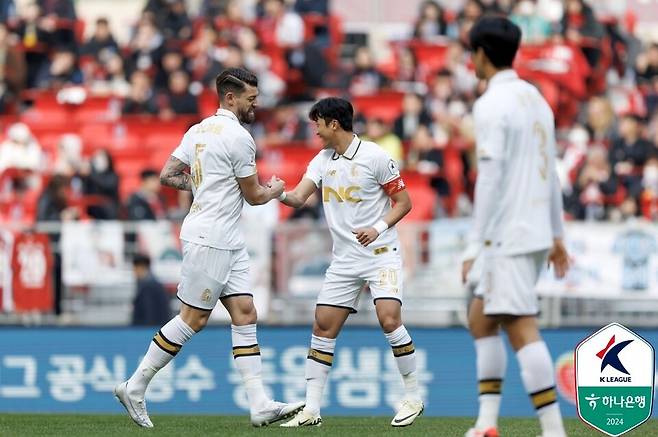 서울이랜드 수비수 오스마르(왼쪽)와 김오규. /사진=한국프로축구연맹