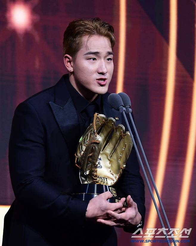 9일 서울 롯데호텔월드에서 KBO 골든글러브 시상식이 열렸다. 외야수 부문 골든글러브를 수상한 KT 안현민. 잠실=송정헌 기자songs@sportschosun.com/2025.12.09/