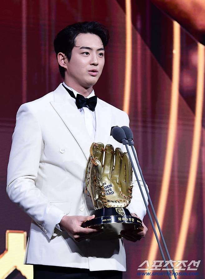 9일 서울 롯데호텔월드에서 KBO 골든글러브 시상식이 열렸다. 외야수 부문 골든글러브를 수상한 삼성 구자욱. 잠실=송정헌 기자songs@sportschosun.com/2025.12.09/